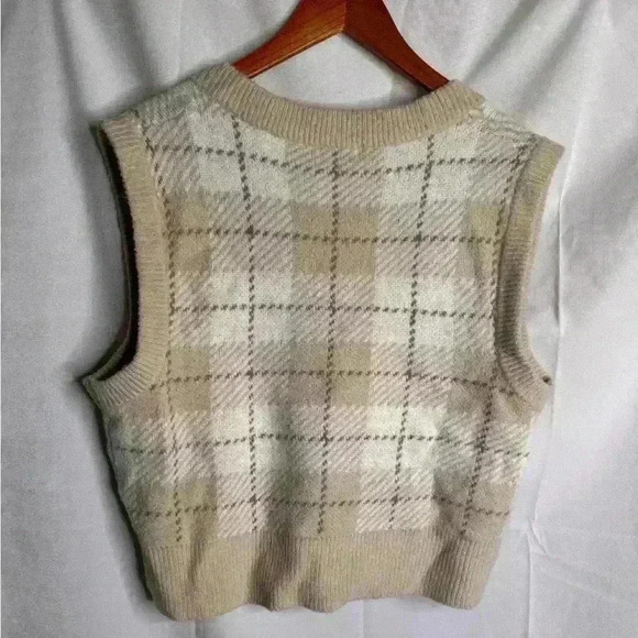 Ardene acrylic plaid  vest - Picture 2 of 2